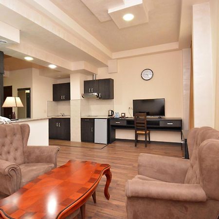 Partez Hotel Erevan Esterno foto