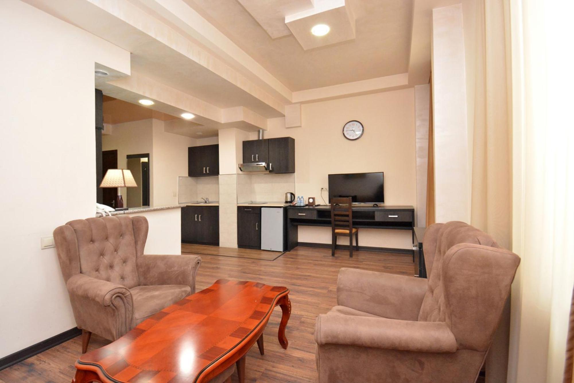 Partez Hotel Erevan Esterno foto