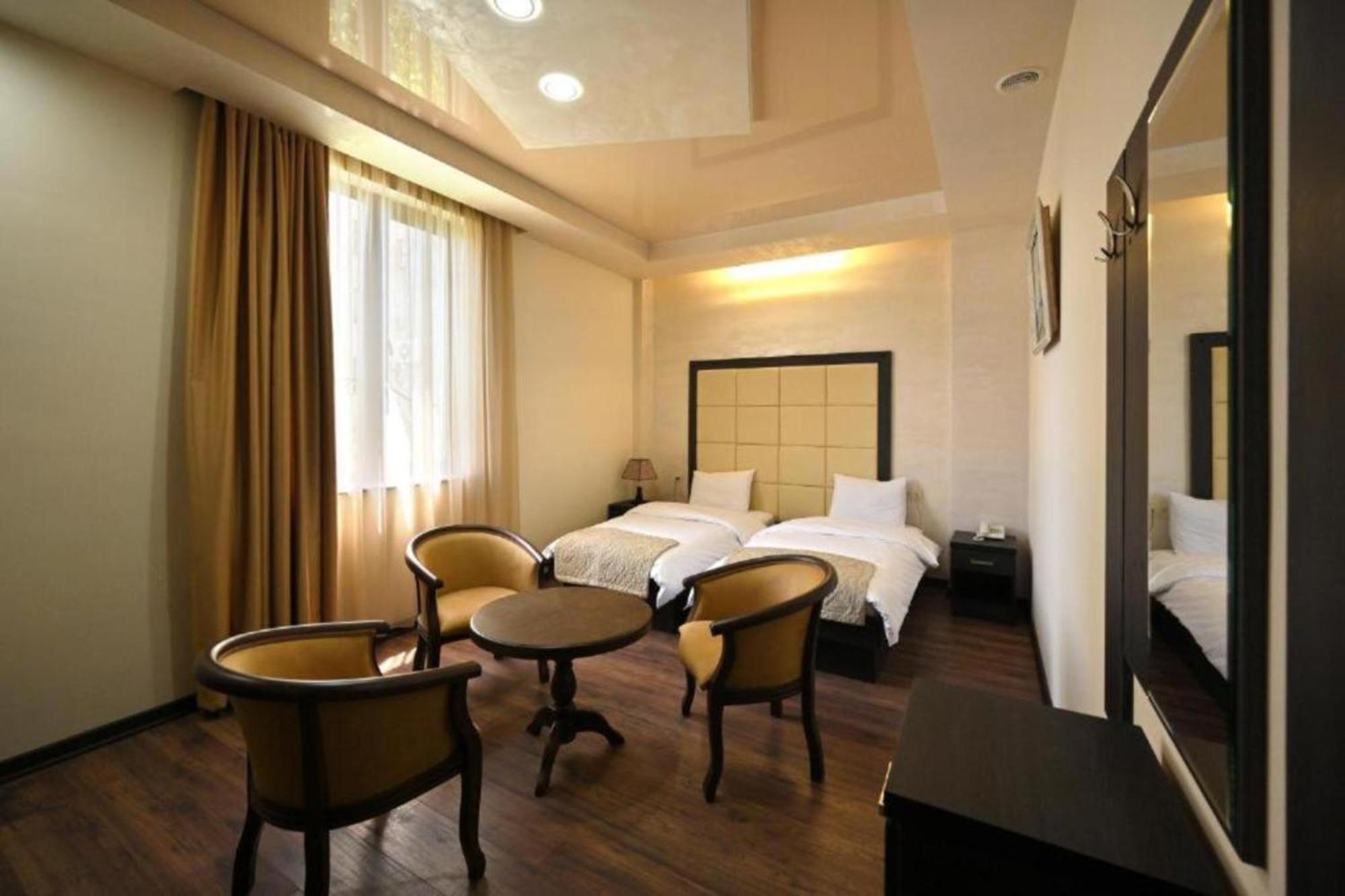 Partez Hotel Erevan Esterno foto