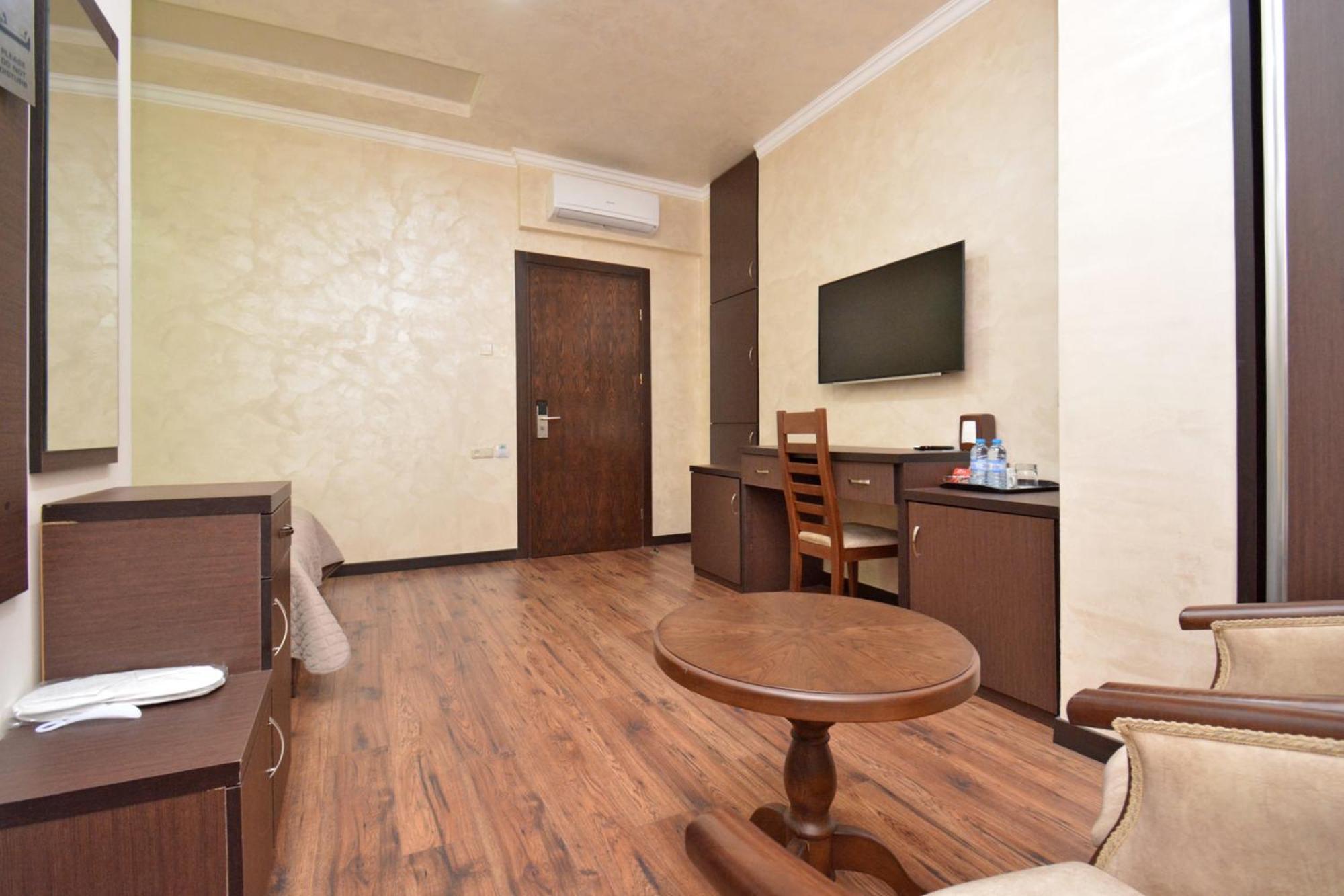 Partez Hotel Erevan Esterno foto