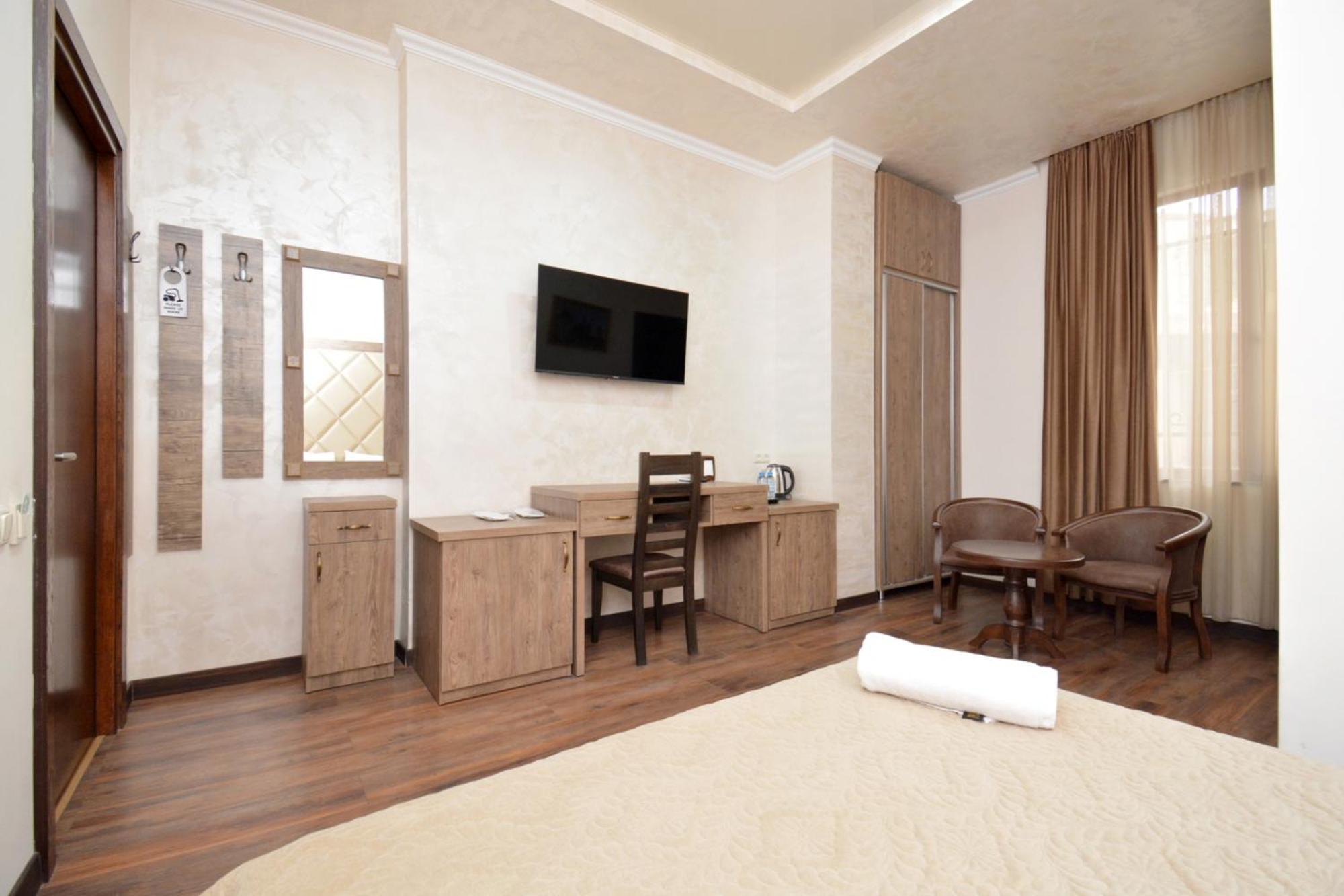 Partez Hotel Erevan Esterno foto