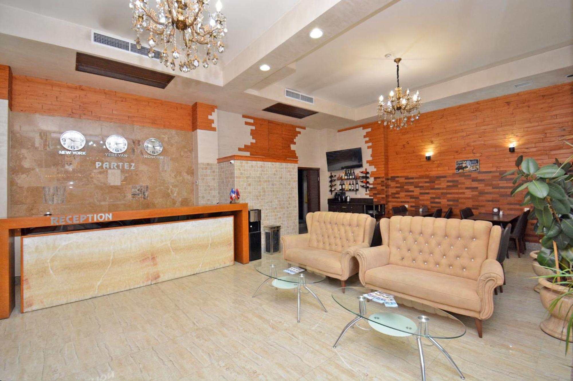 Partez Hotel Erevan Esterno foto