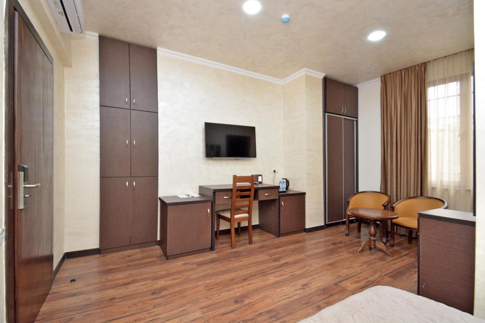 Partez Hotel Erevan Esterno foto