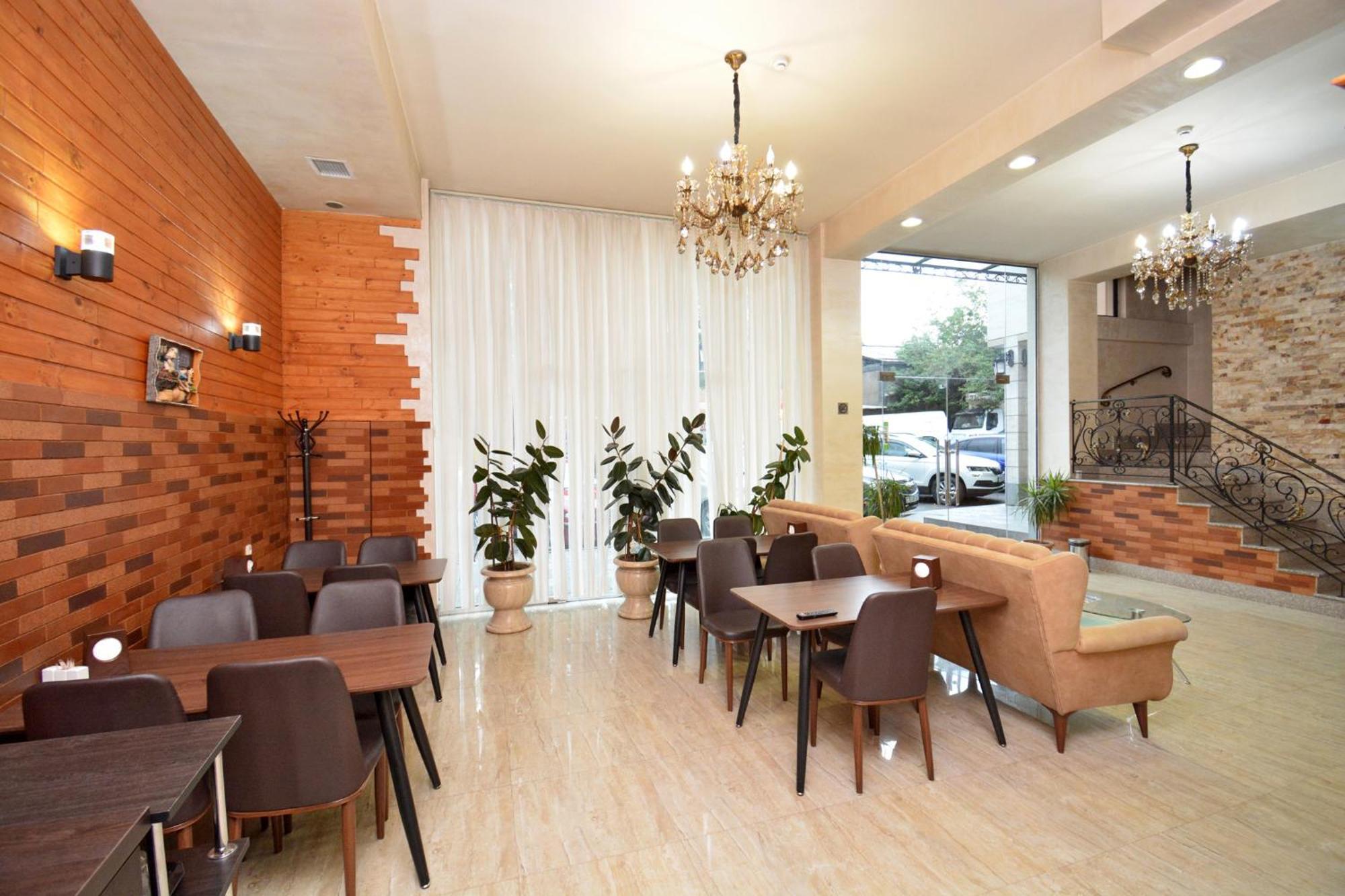 Partez Hotel Erevan Esterno foto