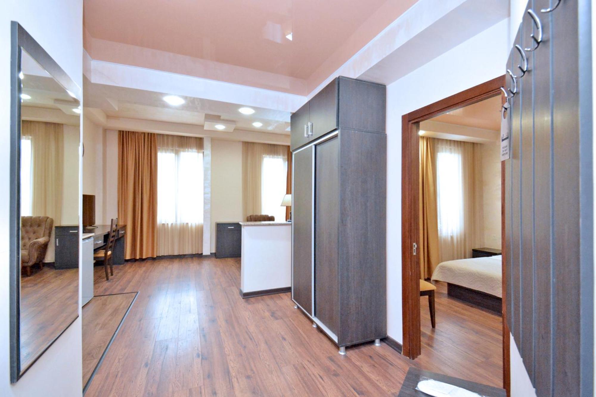 Partez Hotel Erevan Esterno foto