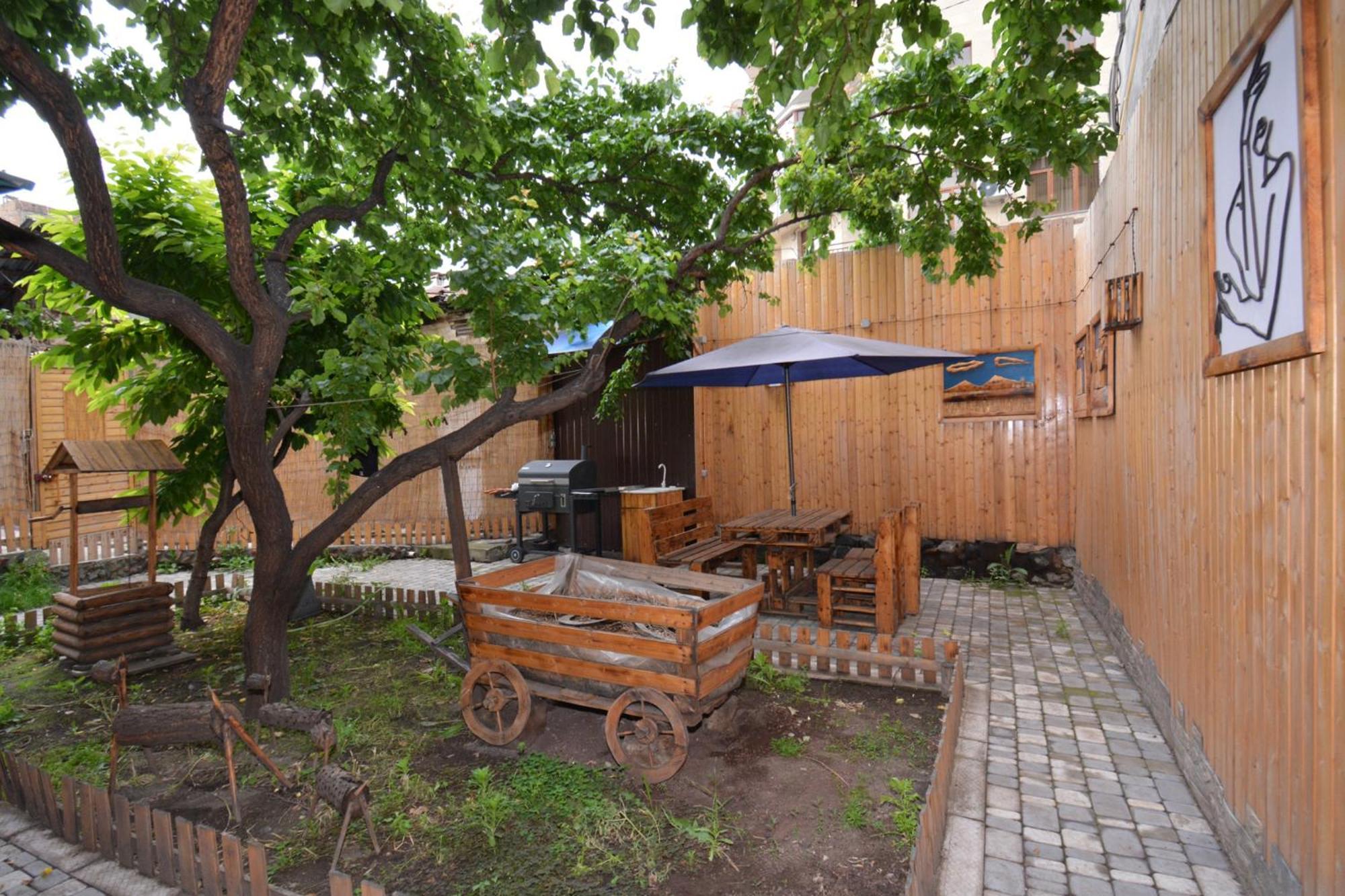 Partez Hotel Erevan Esterno foto