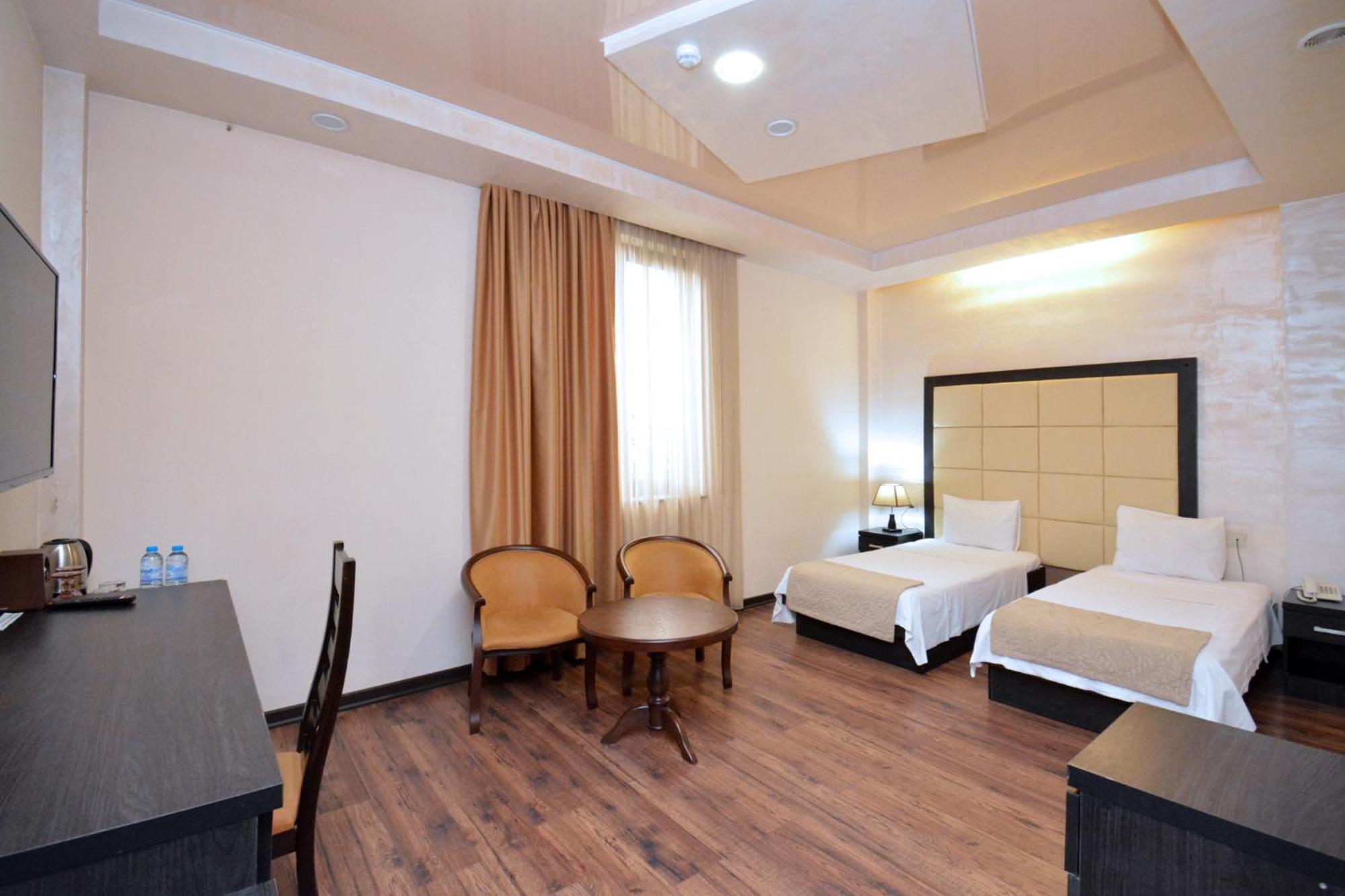 Partez Hotel Erevan Esterno foto