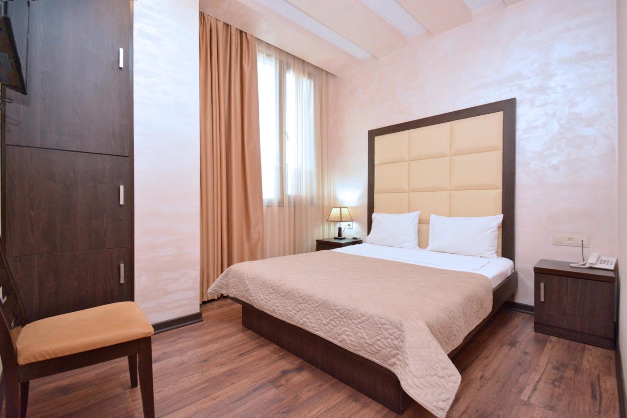 Partez Hotel Erevan Esterno foto