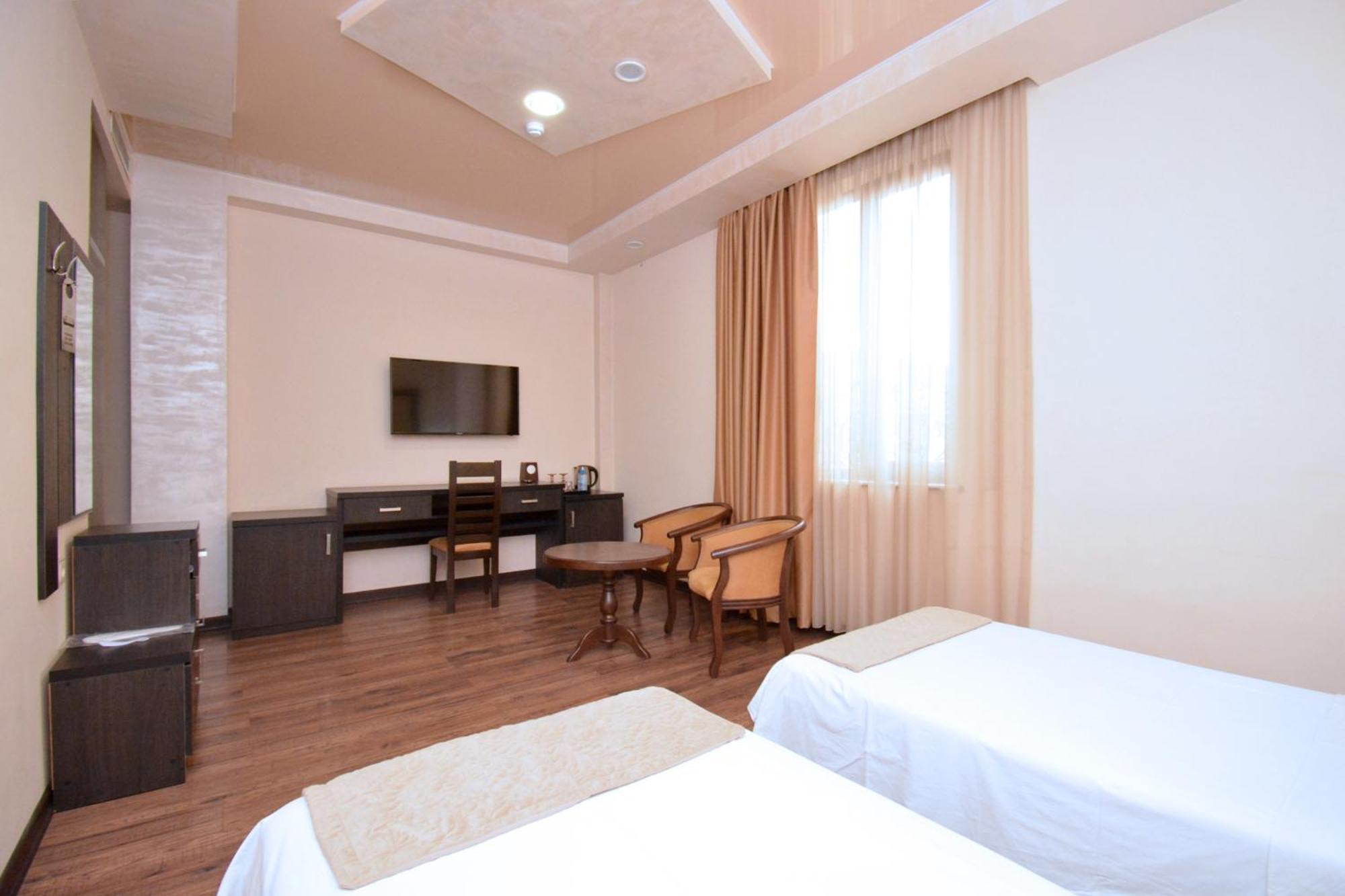 Partez Hotel Erevan Esterno foto
