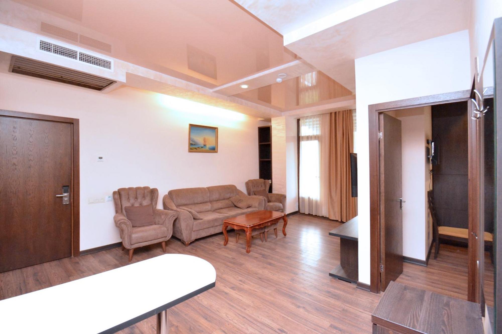 Partez Hotel Erevan Esterno foto