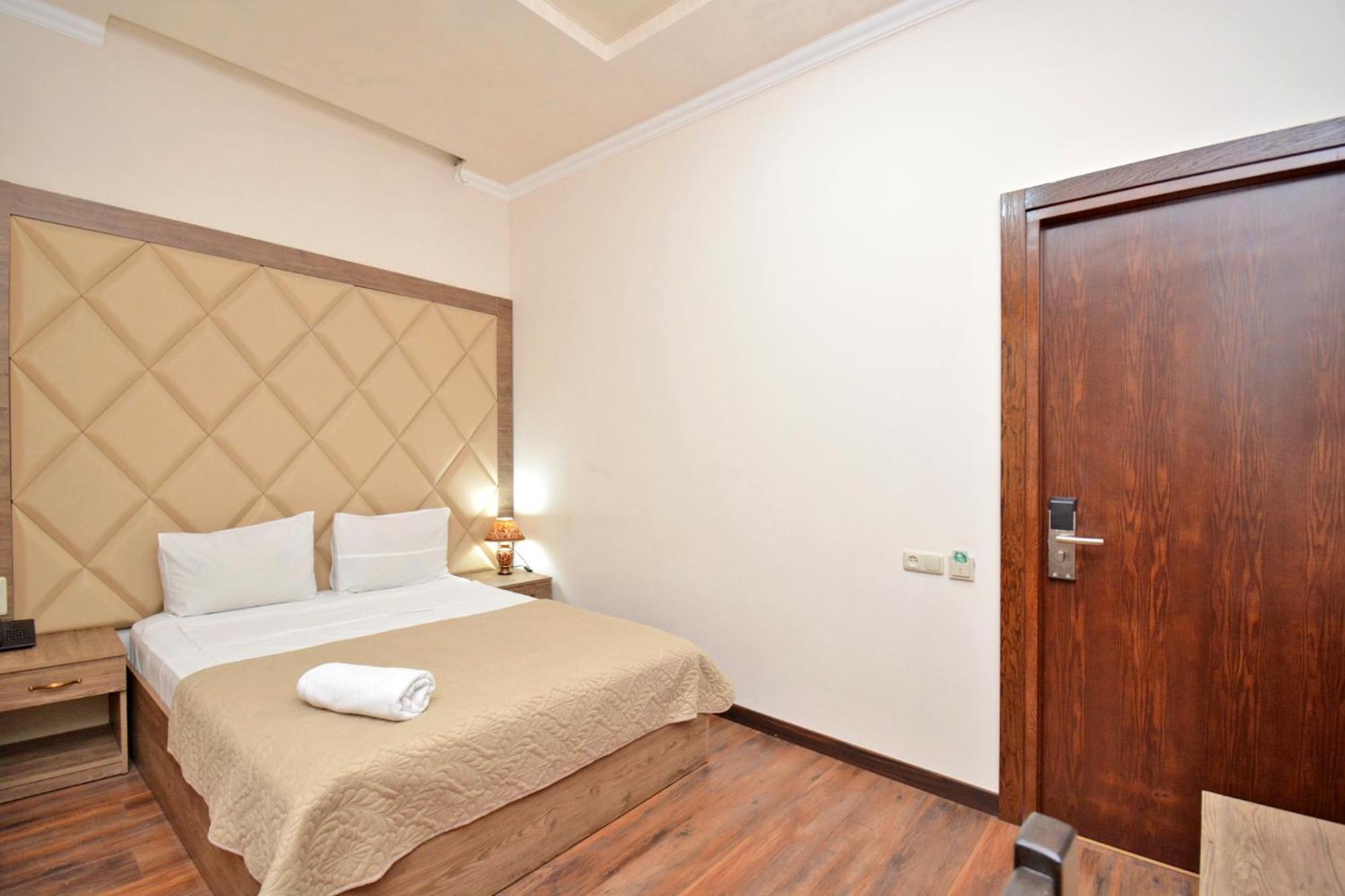 Partez Hotel Erevan Esterno foto