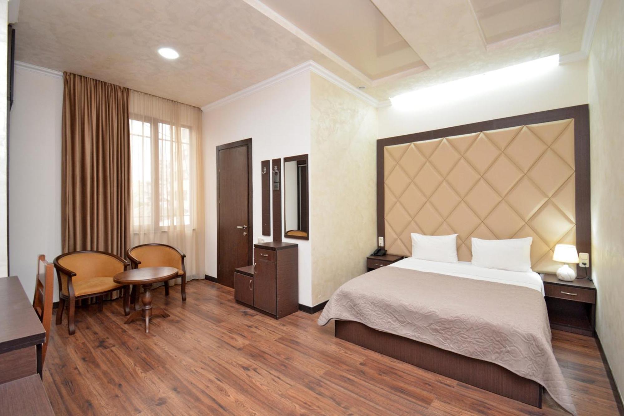 Partez Hotel Erevan Esterno foto