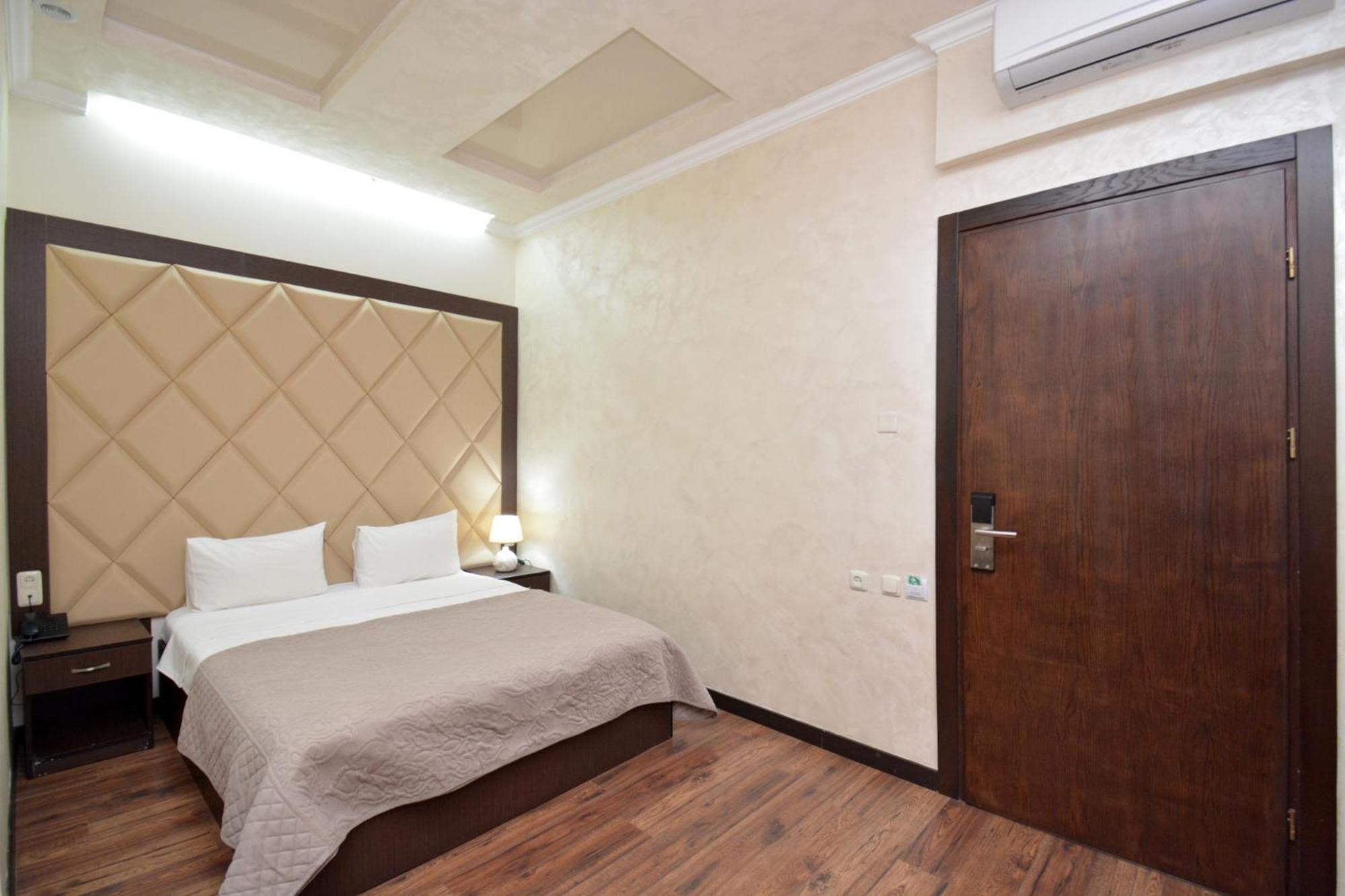 Partez Hotel Erevan Esterno foto