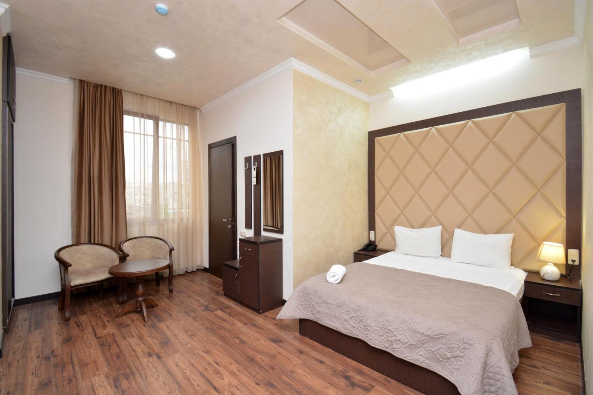 Partez Hotel Erevan Esterno foto