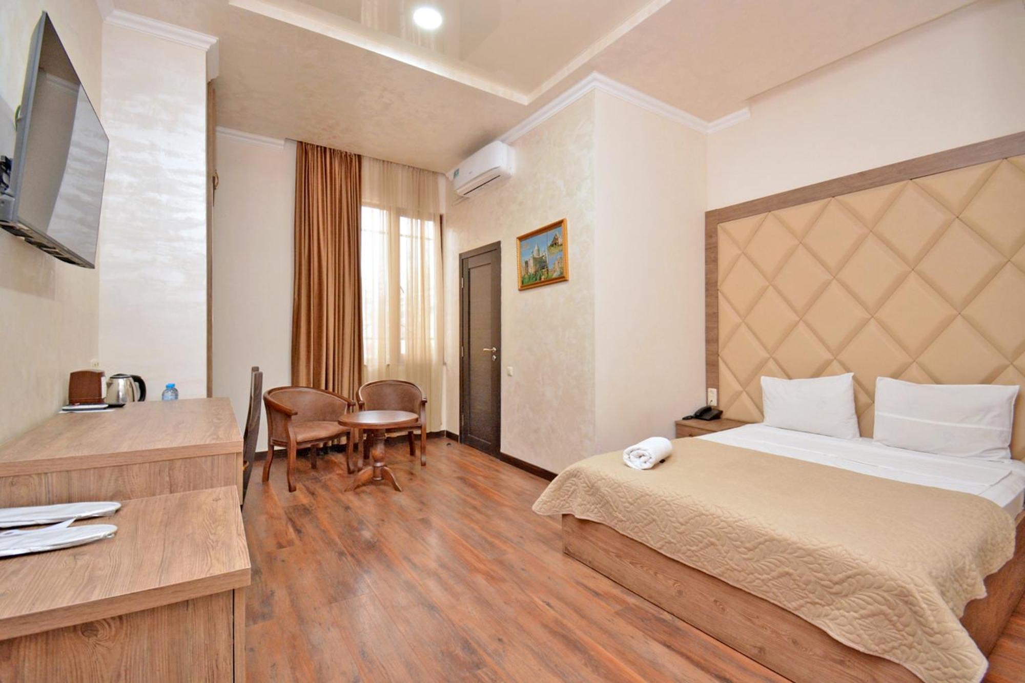 Partez Hotel Erevan Esterno foto