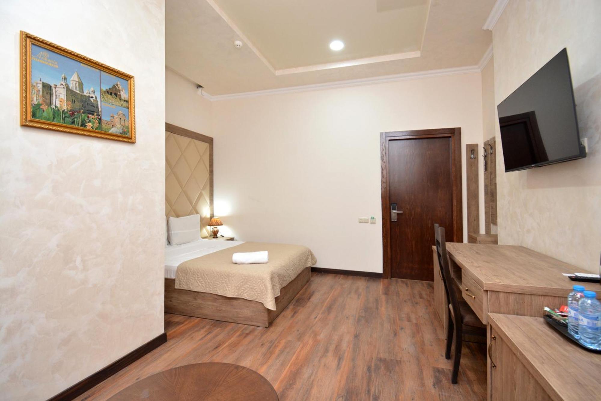 Partez Hotel Erevan Esterno foto