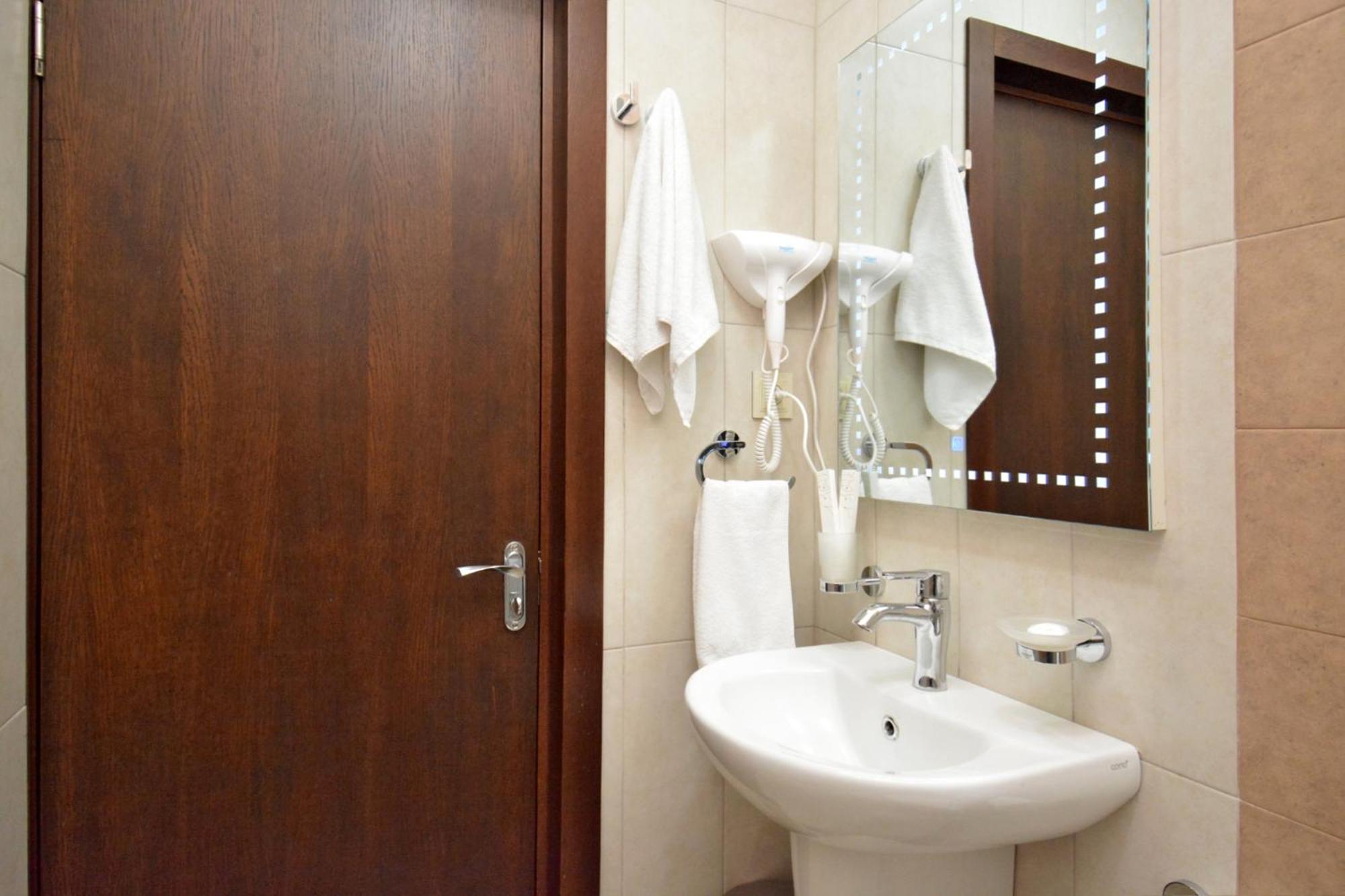 Partez Hotel Erevan Esterno foto