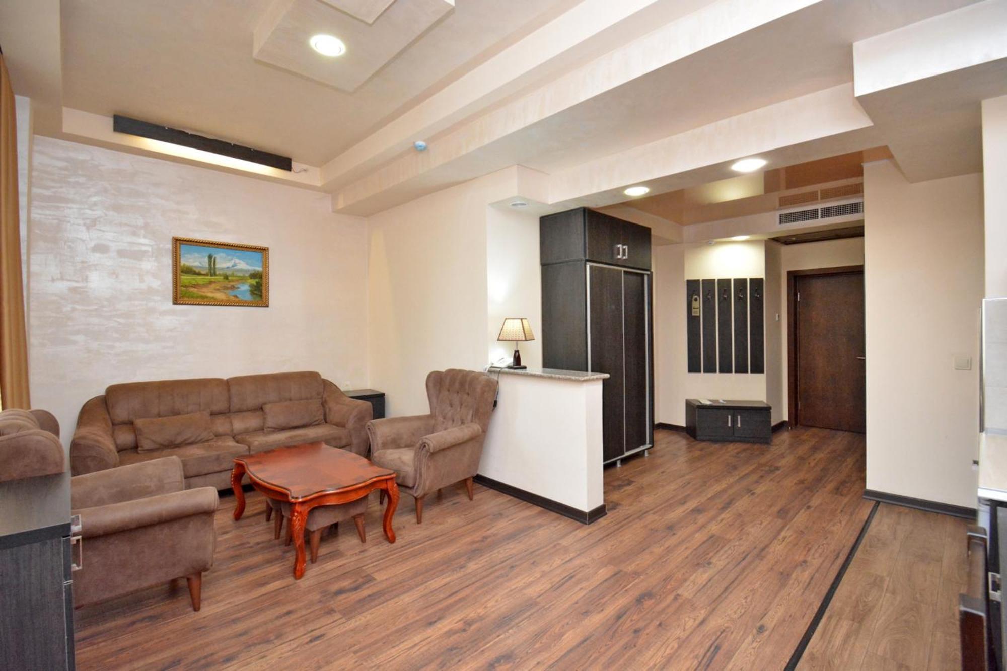 Partez Hotel Erevan Esterno foto
