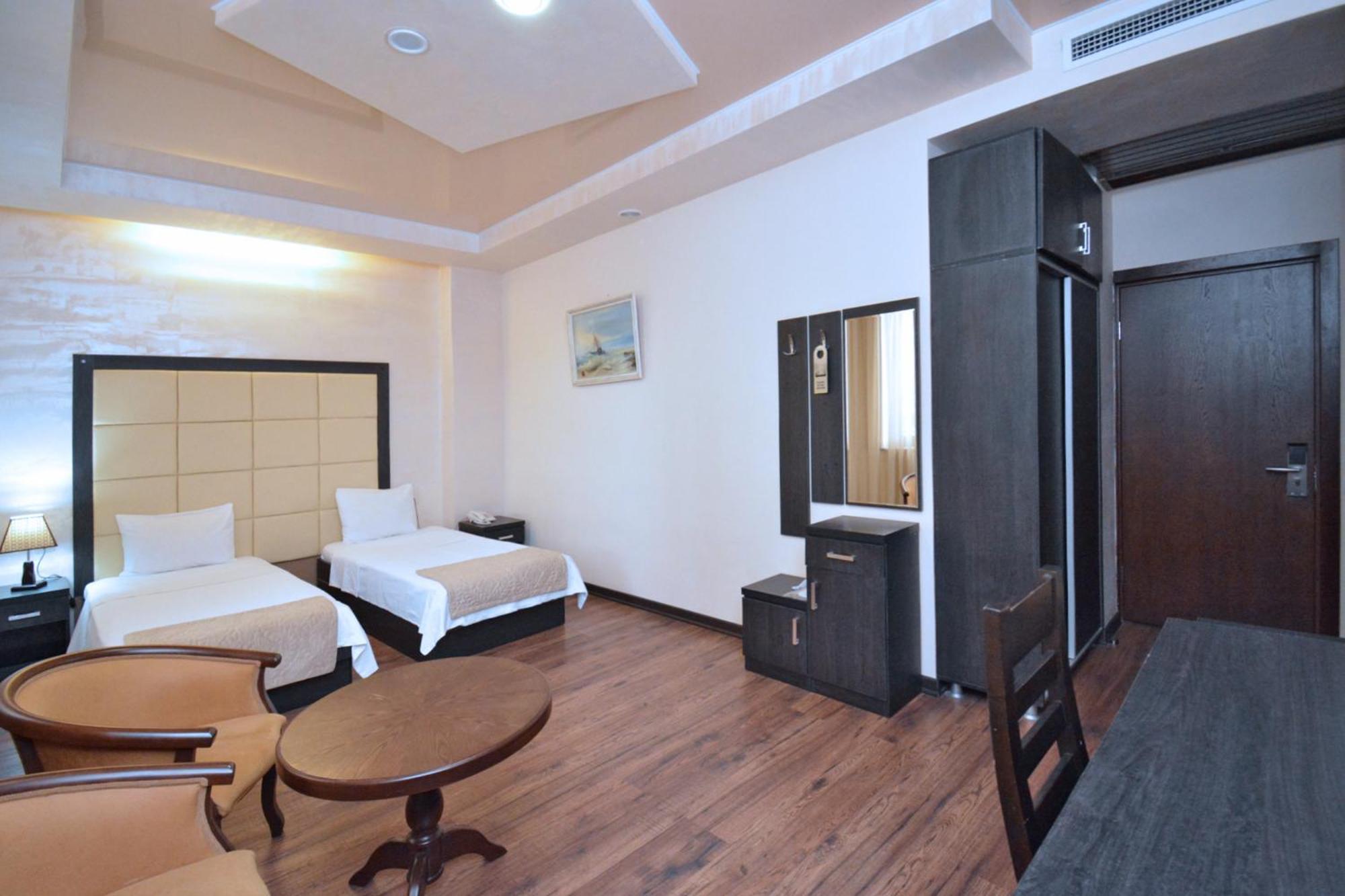 Partez Hotel Erevan Esterno foto