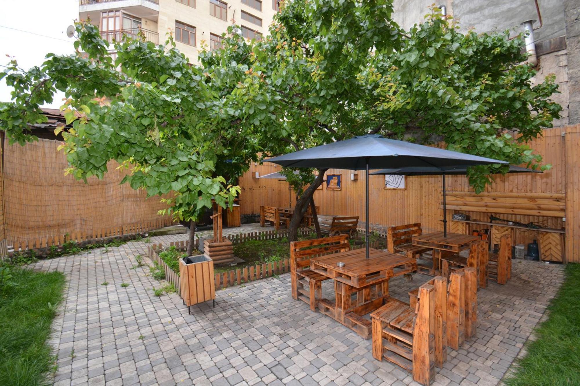 Partez Hotel Erevan Esterno foto