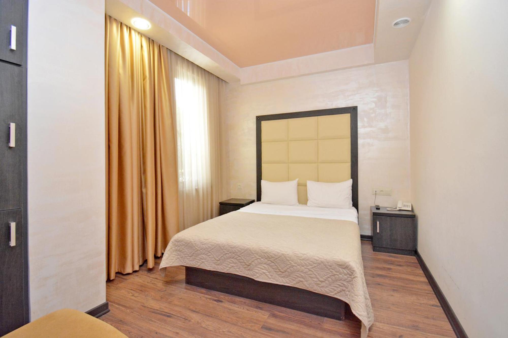 Partez Hotel Erevan Esterno foto