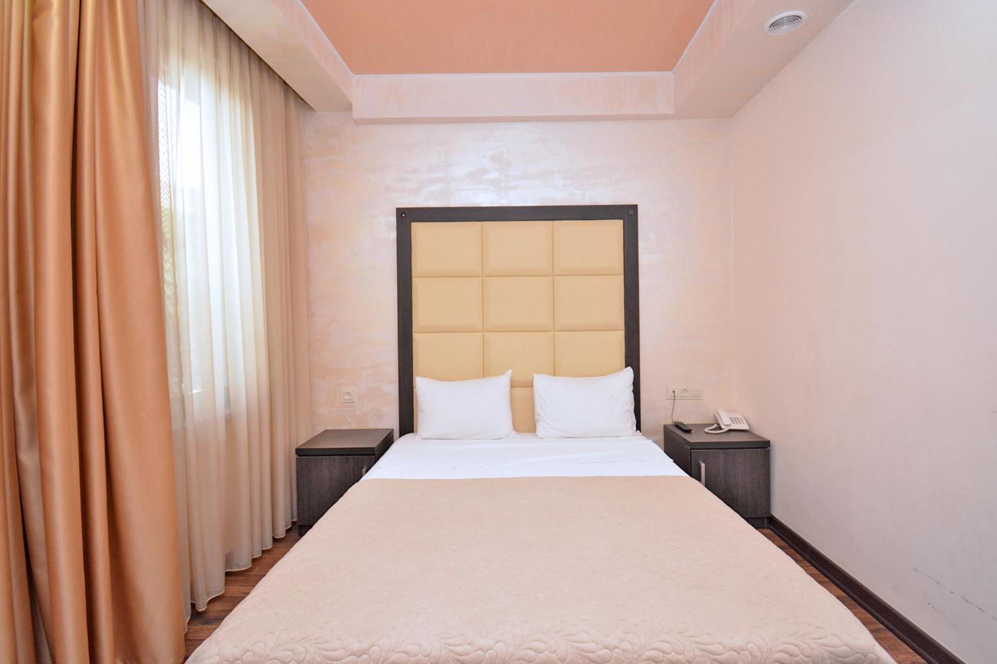 Partez Hotel Erevan Esterno foto