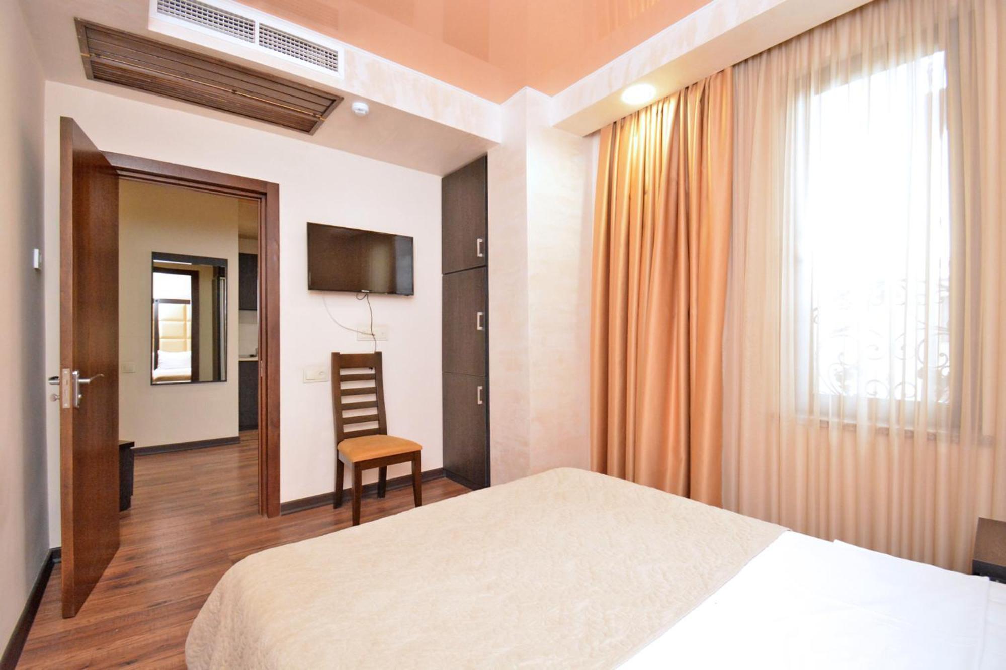 Partez Hotel Erevan Esterno foto